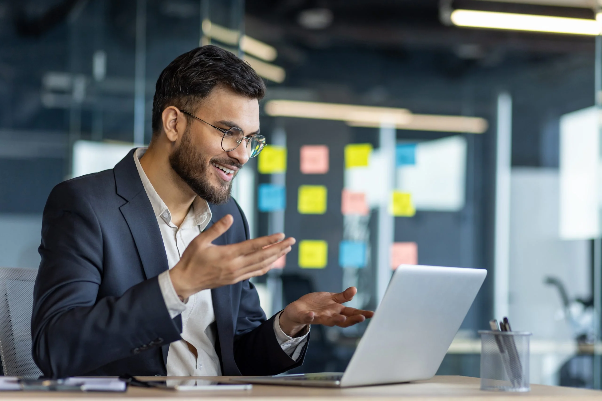 Experto en Meta Ads revisando métricas de Business Manager